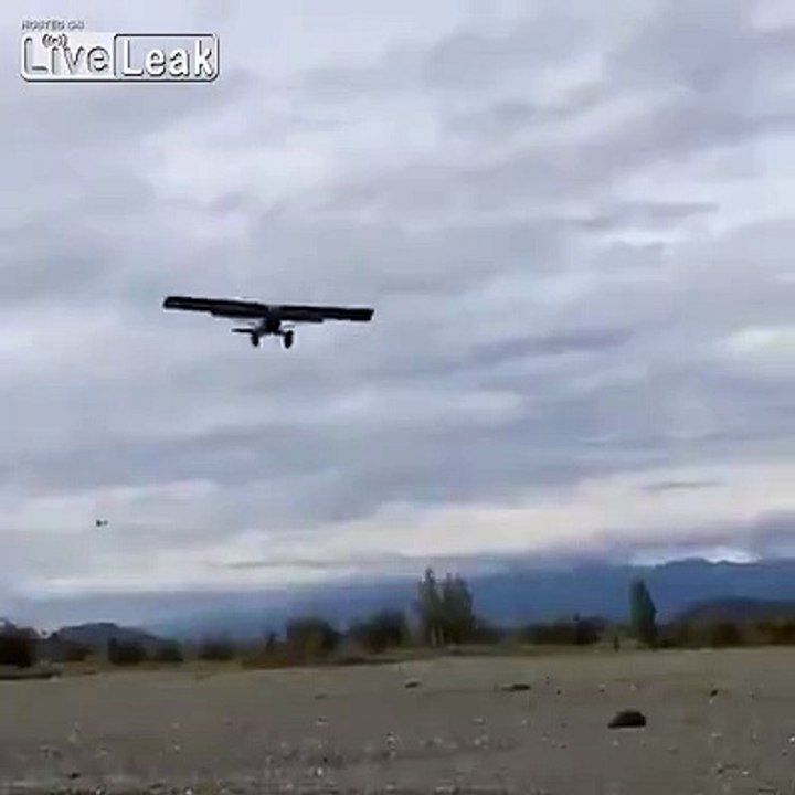 Il arrive a faire atterrir son avion comme un hélicoptère