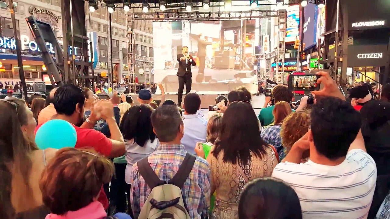NEW YORK, NEW YORK by baritone DAVID SERERO on TIMES SQUARE for BEST OF FRANCE 2015