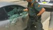 Un hommede la Guardia Civil explose une fenêtre pour sauver un pitbull enfermé en plein soleil dans une voiture.
