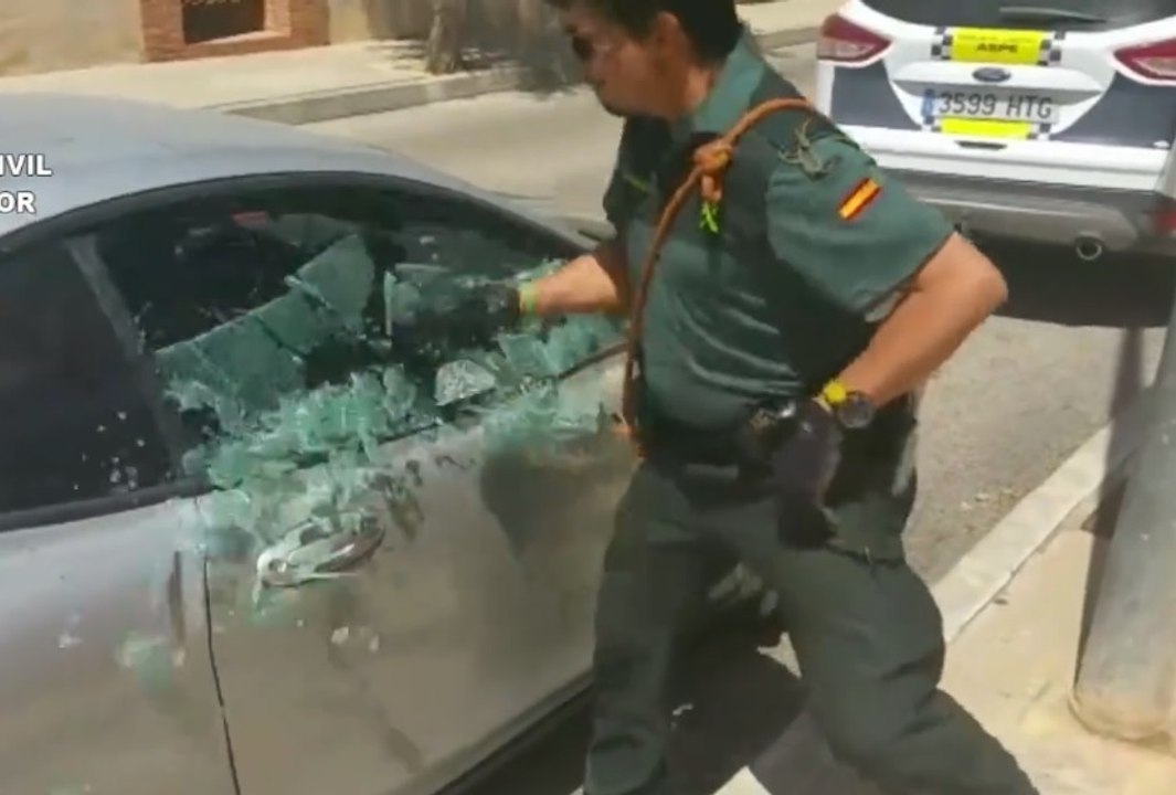 Un hommede la Guardia Civil explose une fenêtre pour sauver un pitbull enfermé en plein soleil dans une voiture.