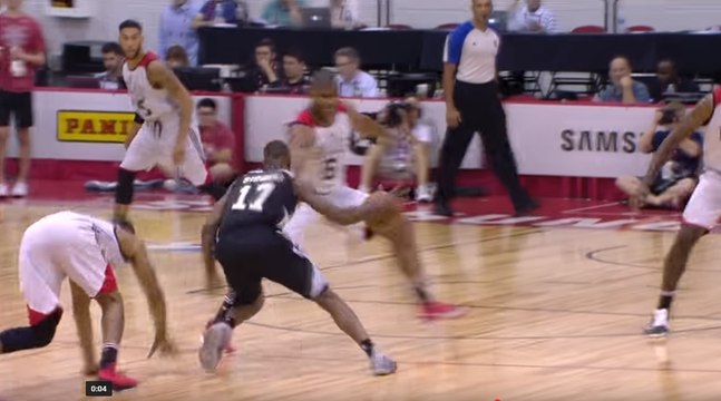 Le dribble fou de Jonathon Simmons des Spurs en Summer League !
