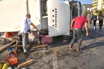 Kırmızı Işıkta Bekleyen İş Adamının Üzerine Kamyon Düştü!