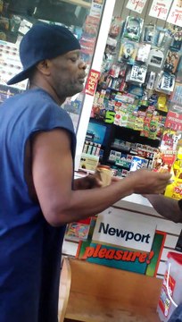 Quand un chinois se prend pour un black et vire un client impolis de son magasin