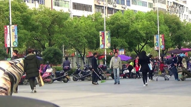 Cet homme simule l’enlèvement d’un enfant…attendez de voir comment les passants réagissent