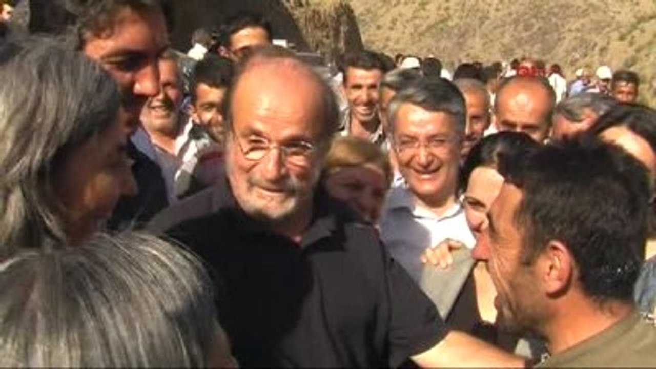 Şemdinli 17 Ağustos 2012'de PKK'lı Teröristlerin, BDP'li Milletvekillerinin Yolunu Kesmesinden...