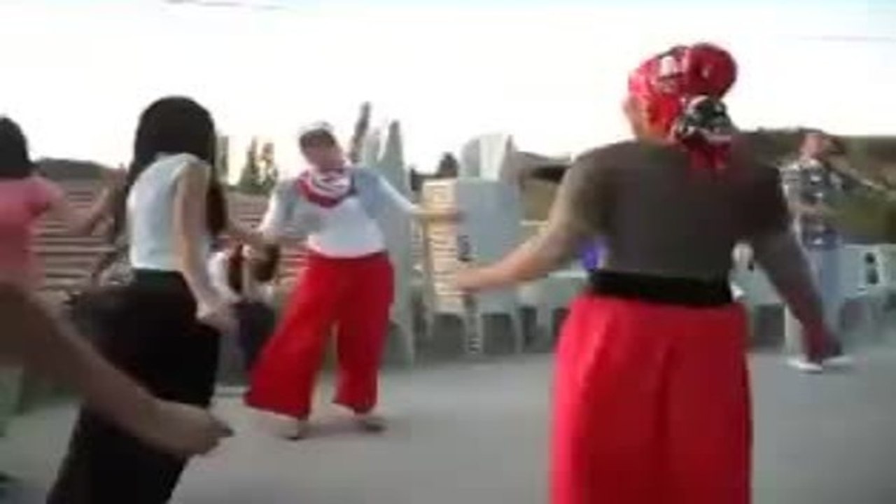 Köylü Kızlar Düğünde Döktürüyor