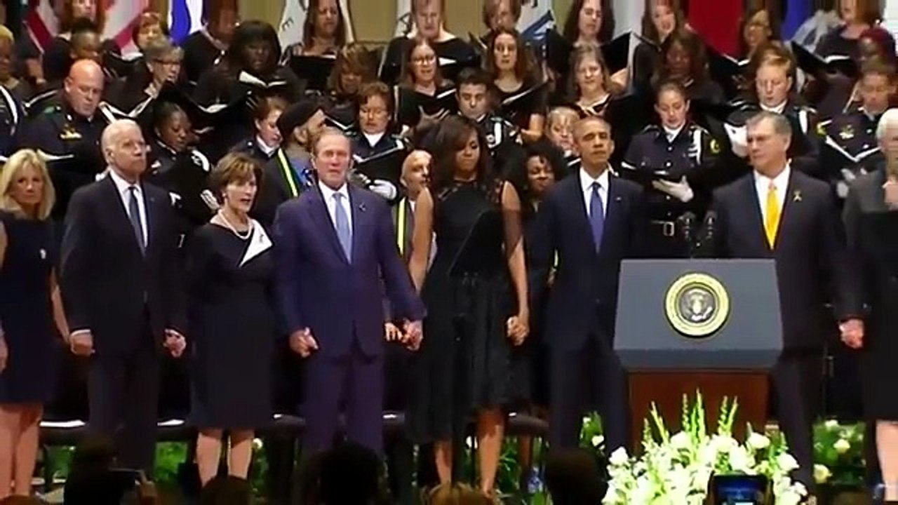 George W. Bush danse durant la cérémonie hommage aux policiers tués à Dallas