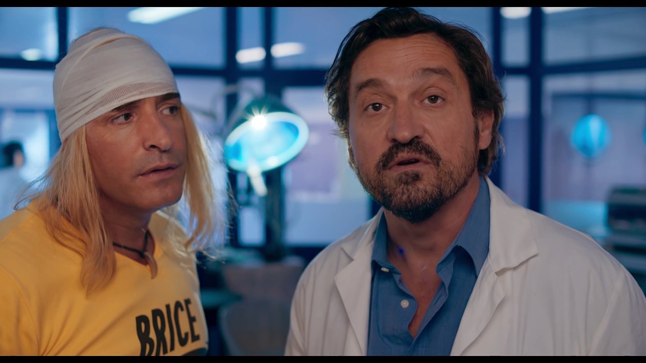 Jean Dujardin découvre la taille de son cerveau dans Brice 3