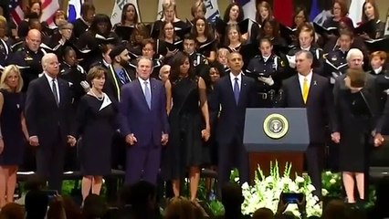 Hallucinant George W. Bush danse tout sourire à la cérémonie en hommage aux policiers tués