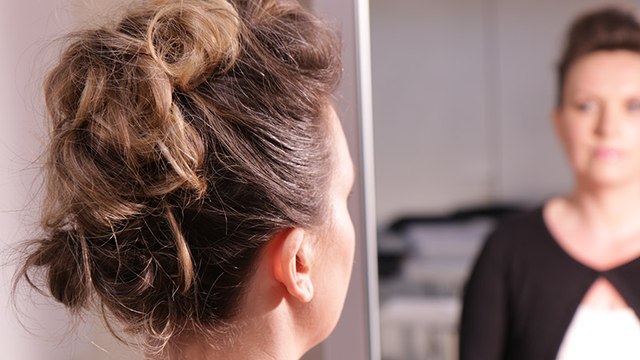 Coiffure de soirée : le tuto pour mamans aux cheveux mi-longs !