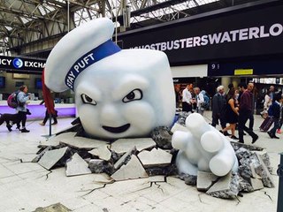Ghostbusters : Marshallow Man attacks London Waterloo Station in real life