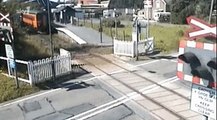 Un automobiliste passe quelques centimètres devant un train en marche !