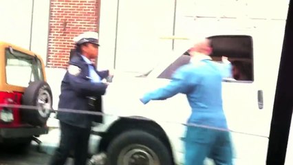 Un automobiliste conteste une amende de stationnement avec une tronçonneuse