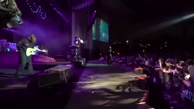 SLIPKNOT- Corey Taylor TAKE OFF FAN'S PHONE