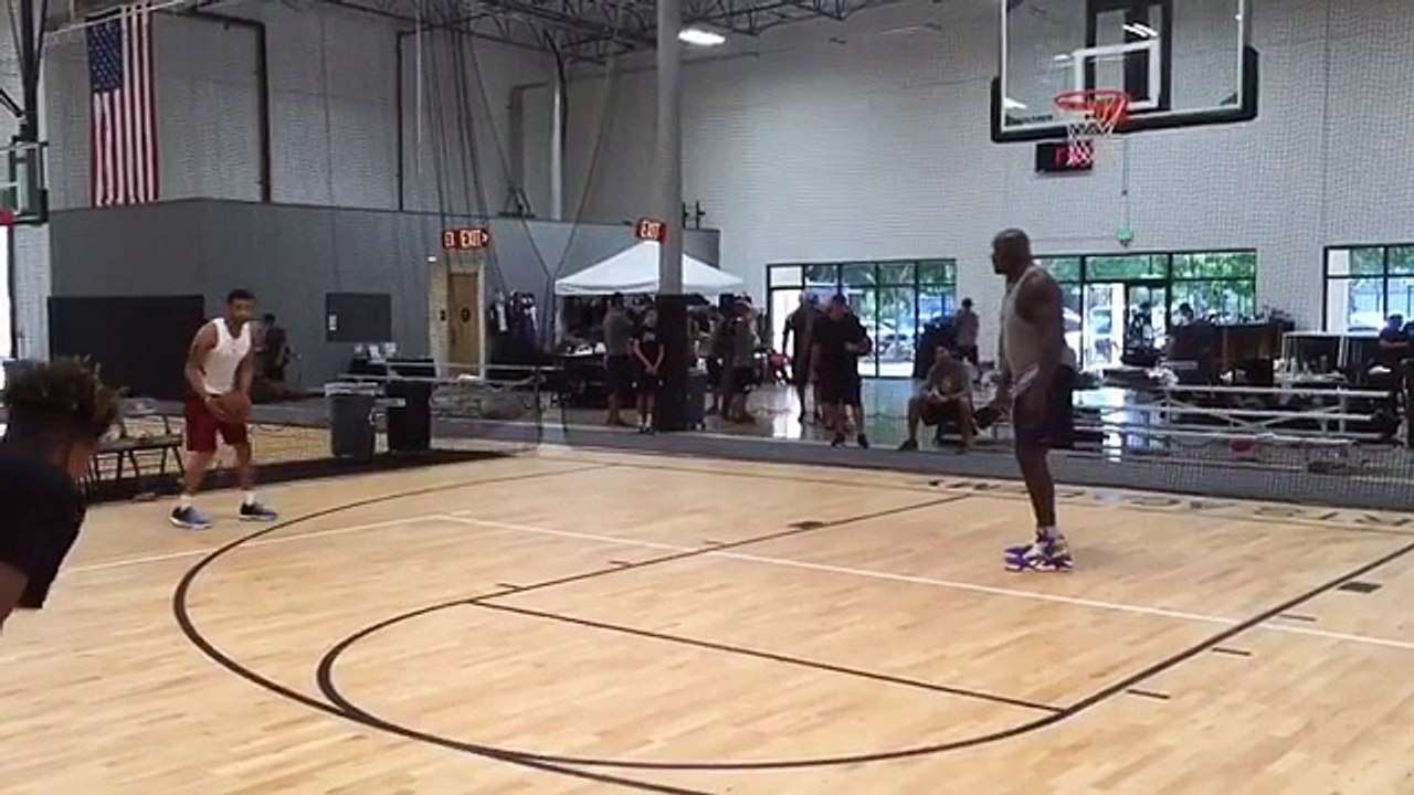 Shaq apprend à son fils Shareef à dunker sur des pivots