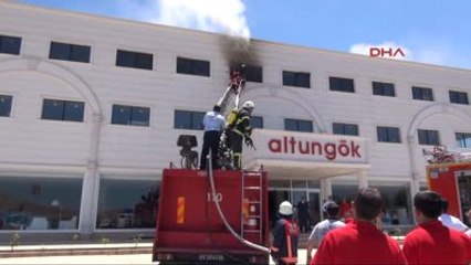 Elazığ'da Mobilya Mağazasında Yangın 11 Kişi Dumandan Etkilendi