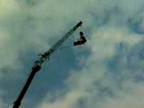 Big saut à l'élastique depuis une grue