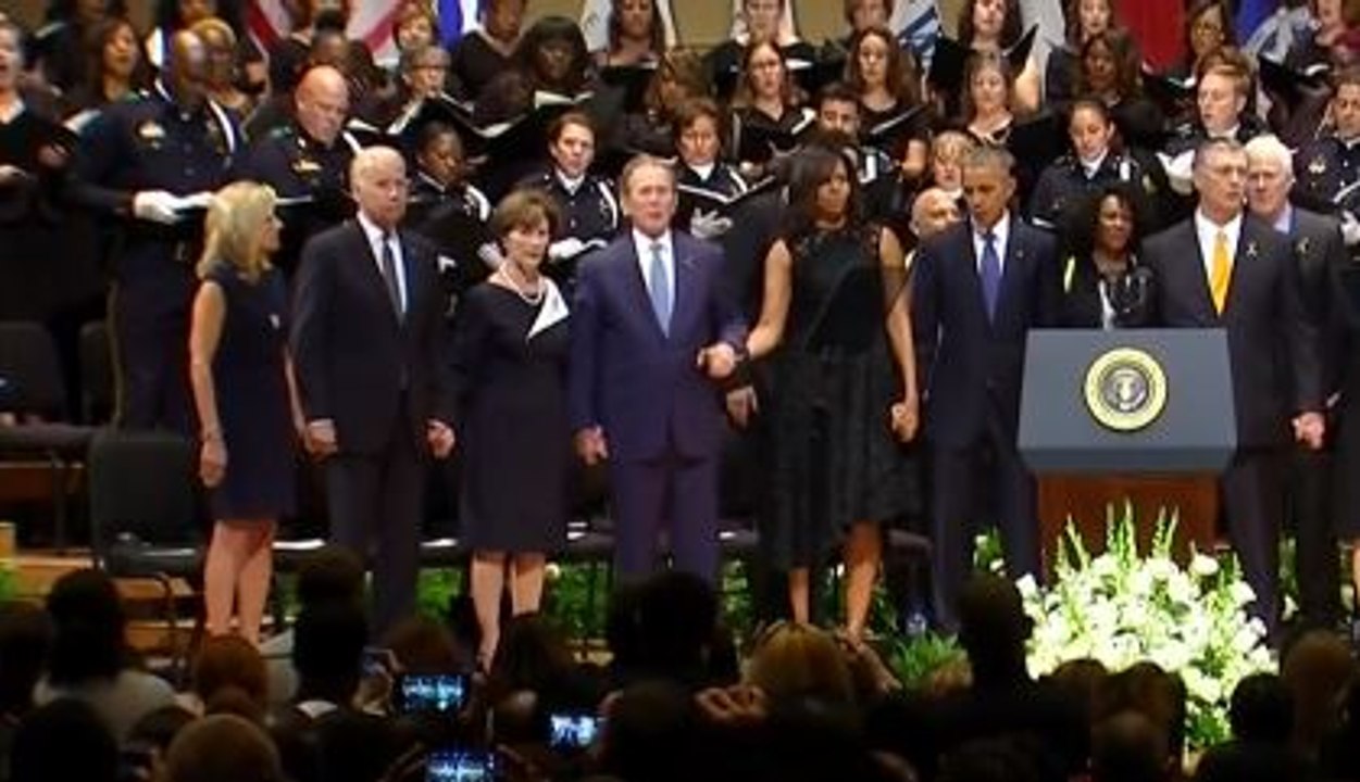 George W. Bush se lâche et danse lors de l’hommage aux policiers tués à Dallas (vidéo)