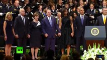 L'ex presidente Usa George Bush balla alla Cerimonia per i poliziotti uccisi a Dallas tra l'imbarazzo delle autorità