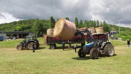 Action des laitiers de Dordogne, mercredi 13 juillet 2016, à l'entrée de Périgueux