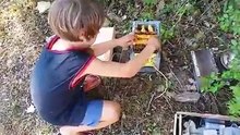 παιδί επιθεωρεί κυψέλη