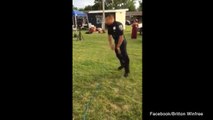 Un officier de police fait une démonstration de breakdance