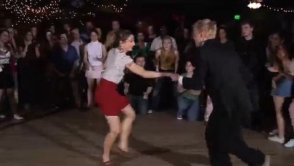 Ils arrivent sur la piste de danse, mais attendez de voir la manière dont ils vont bouger