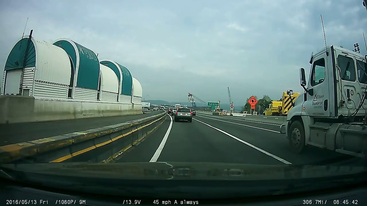Un semi remorque se couche d'un coup sur l'autoroute !