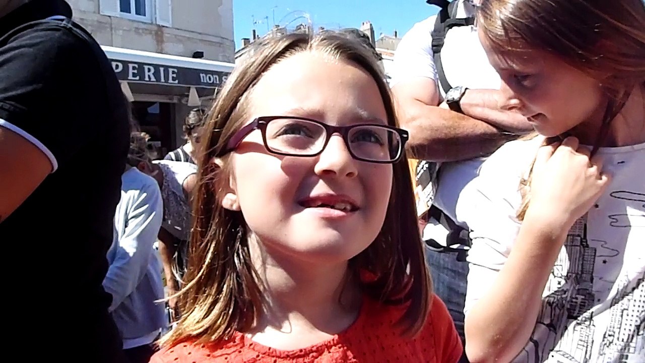 Francofolies de La Rochelle : les fans de Louane chantent en attendant le concert