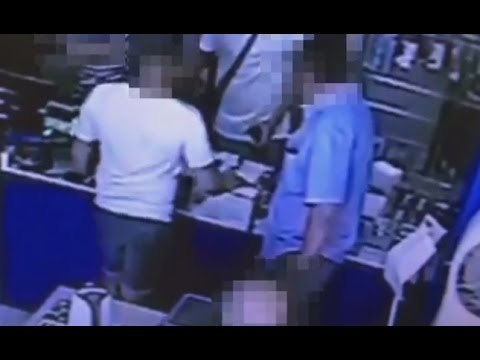 Casalnuovo (NA) - Ruba bancomat ad anziano cieco e acquista due smartphone (13.07.16)