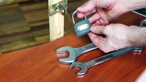 كيف يقوم اللصوص بكسر الاقفال بسهولة - طريقة فتح أي قفل ب 10 ثواني فقط!