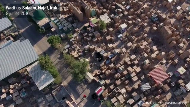 Un drone filme l'intérieur de l'un des plus grands cimetières au monde