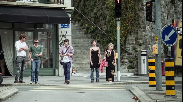 Dans la rue, il a les yeux rivés sur son téléphone, en l'espace d'une minute quelque chose d'horrible va se produire. Gr