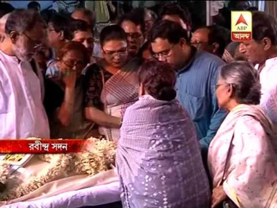 Sunil Gangopadhaya's funeral procession stops at rabindra sadan