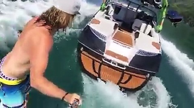 Un surfeur se lance de son bateau en marche alors qu'il est seul dessus