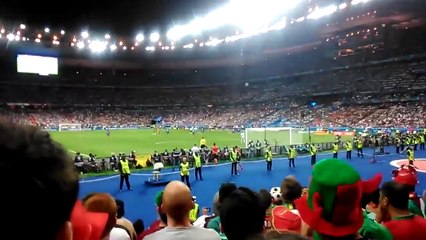 Golo de Éder vivido e incentivado intensamente por um português da bancada... LINDO!