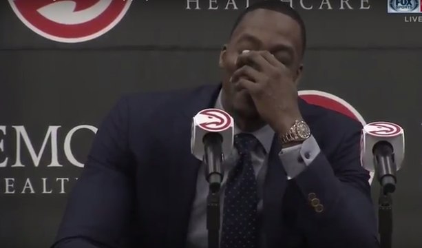 Dwight Howard pleure lors de sa présentation aux Atlanta Hawks