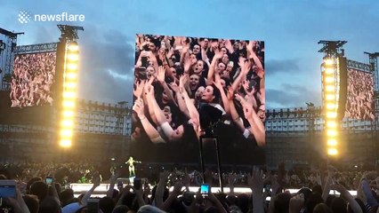 Crowd joins Beyonce to sing 'Love On Top'