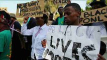 Activistas sudáfricanos denuncian violencia contra negros ante embajada EEUU