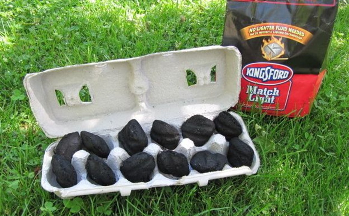 Stavio je malo uglja u karton za jaja. Kada ga je zatvorio i vezao gumicom, otkrio je genijalan trik!