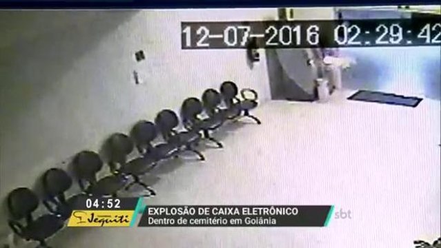 Bandidos explodem caixa eletrônico dentro de cemitério em Goiânia