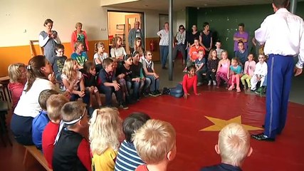 Leerlingen Wirdumerklimmer maken circusvoorstelling vanwege sluiting van hun school - RTV Noord