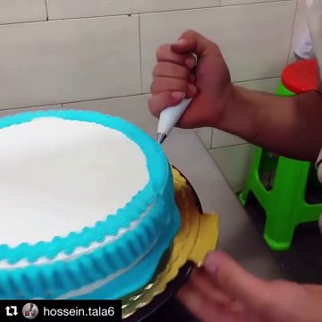 professional in decorating cakes