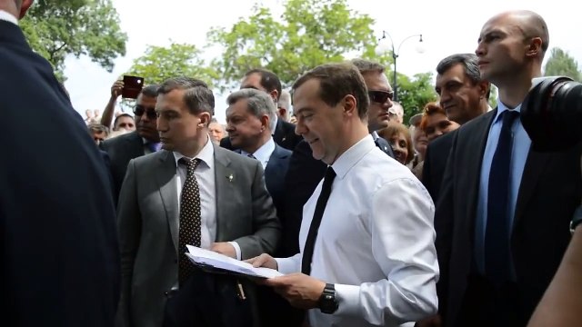 Денег нет, но вы держитесь!