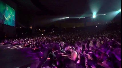 Cantante le tira el teléfono a joven distraído: ¡Atiende a mi show!