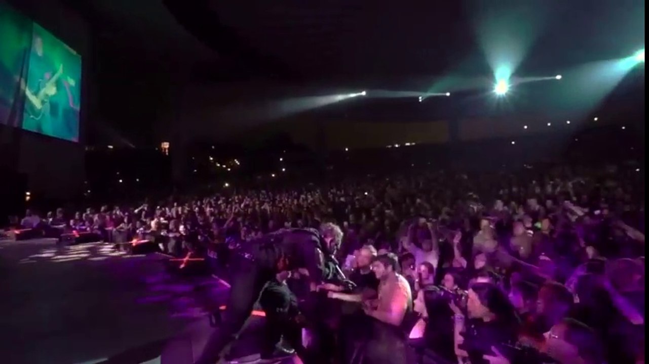 Cantante le tira el teléfono a joven distraído: ¡Atiende a mi show!