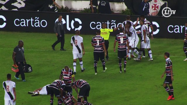 Árbitro 'aceita' pancadaria e gera grande confusão em São Januário