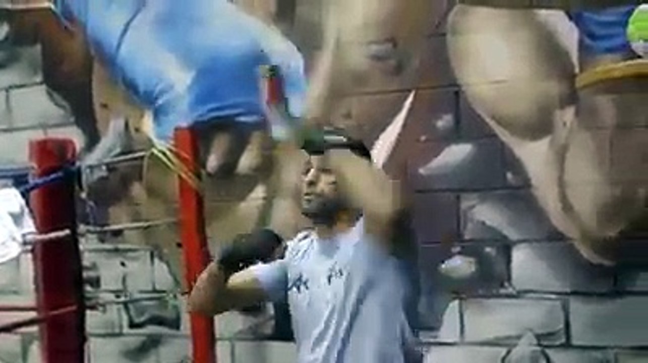 AMIR KING KHAN DOING TRICKS