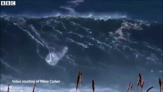 Surfista cai numa onda de 20 metros na Nazaré