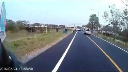 Des policiers tirent sur un trafiquant de drogue qui tente de s'enfuir !